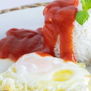 Arroz a la cubana y lubina en salsa vizcaína 