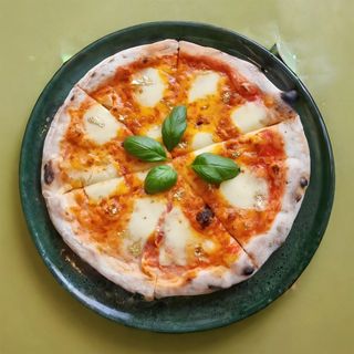 Pizza specjalna Złota pizza z jadalnym złotem 32cm