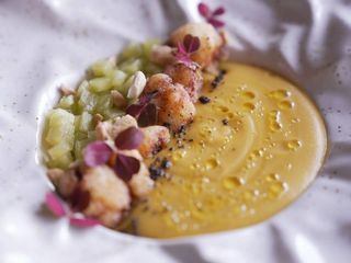 Крем суп Сочевиці з цвітною капустою зеленим яблуком та кашю (270g)