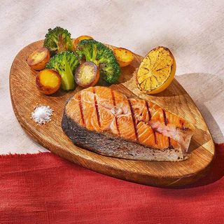 Стейк лосося на гриле