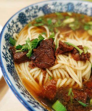 Sopa de tallarines con ternera cocida