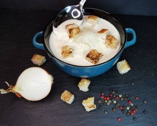 Francia hagymaleves/Supă de ceapă franţuzească