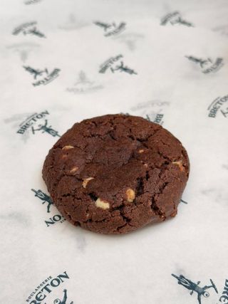 წითელი ხავერდის ორცხობილა თეთრი შოკოლადით