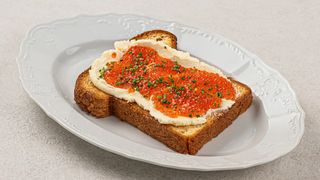 Бриошь со взбитым маслом и икрой