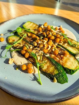 Цукіні з хумусом з білої квасолі (210г)