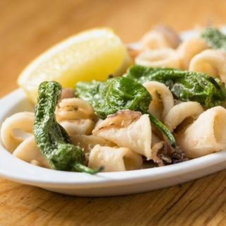 Chipirones fritos con padrones, sin salsas (Ración)