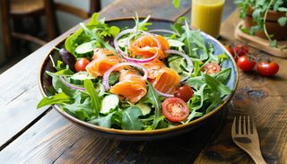 Sałatka z wędzonym łososiem i jajkiem