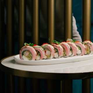 Рол з тунцем татакі та креветкою темпура під соусом з авокадо