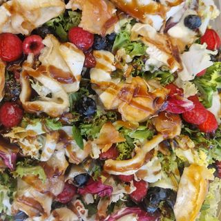 Ensalada De Rulo De Cabra Con Frutos Rojos