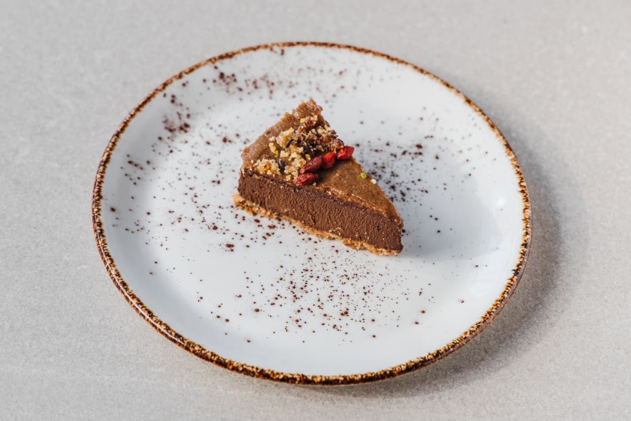 Pastel Vegano De Chocolate Y Caramelo Salado De Ancardos