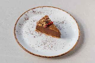 Pastel Vegano De Chocolate Y Caramelo Salado De Ancardos