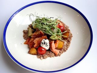 Салат з лососем нашего копчення