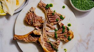 Chuletas De Cordero con salsa y patatas