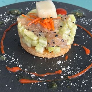 Tártar de bacalao en base de aguacate