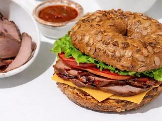 Бейгл з ростбіфом і чеддером (250г)