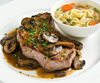 Meniu 3: Cotlet porc sos ciuperci + supă de pui cu taitei