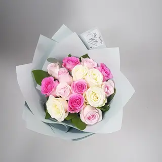 Buchet delocat cu trandafiri in nuante de alb si roz