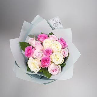 Buchet delocat cu trandafiri in nuante de alb si roz