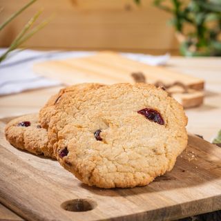 Ръчно правена кокосова бисквита с червени боровинки и мед