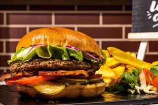 Oferta Meniu Burger Tasty Box + Cartofi Prajiti + Pepsi 0.330ml + sos de usturoi