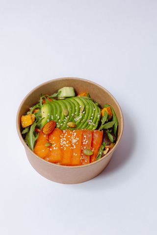 Salata cu somon, quinoa si avocado