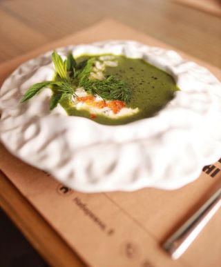 Крем суп зі шпинатом страчателою та червоною ікрою