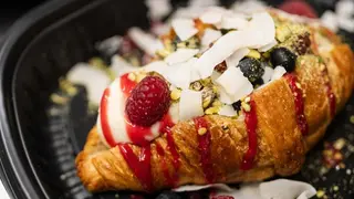 CROISSANT CU CREMĂ DE VANILIE ȘI FRUCTE PROASPETE