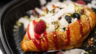 CROISSANT CU CREMĂ DE VANILIE ȘI FRUCTE PROASPETE