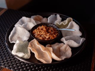 Тар-тар з лосося з рисовими чіпсами (150g)