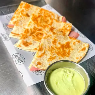Quesadilla york, mozarrella y champiñones.