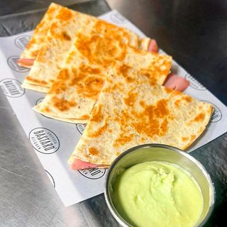 Quesadilla york, mozarrella y champiñones.