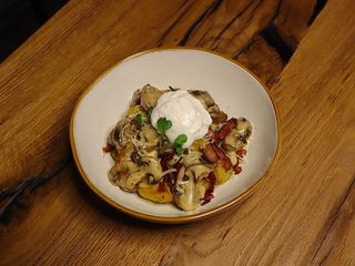 Картопля з грибами та беконом у сирному соусі (350г)