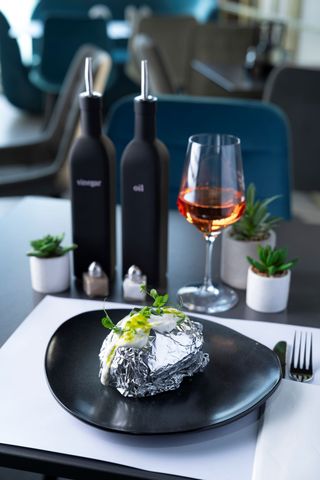 Cartof copt cu brânză, smântână și ceapă chivas