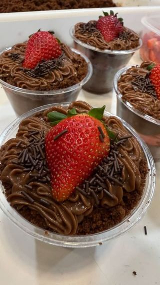 Bolo no pote brigadeiro com morango