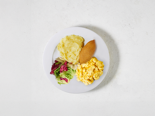 Сніданок київський з картопляним пюре, скремблом та салатним міксом