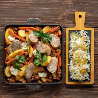 Пательня з картоплі та домашніх ковбасок