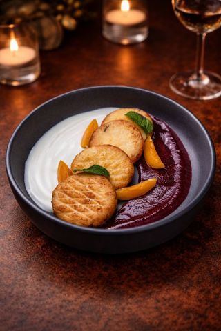 Сирники з сметаною та малиновим соусом