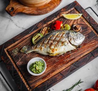 Дорадо, запечённая с травами