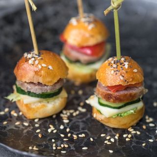 мини бургеры с сырным соусом