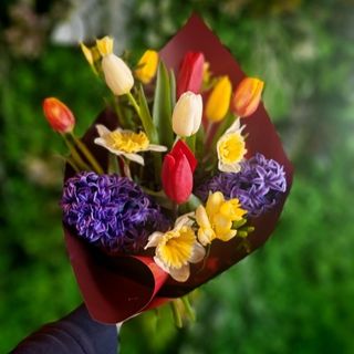 Buchet mixt cu flori de primavara