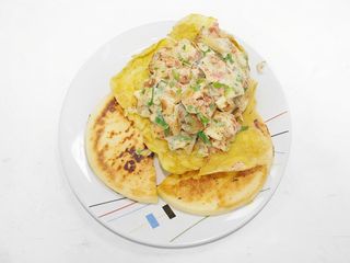 Arepa con huevo perico y patacón