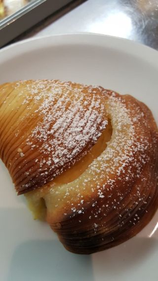 Sfogliatella napoletana con ricotta