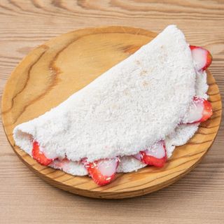 Crep de fresa, coco y leche condensada.