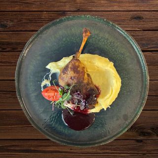 Качина ніжка з картопляним пюре та вишневим соусом