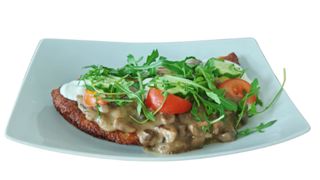 Placek ziemniaczany z sosem pieczarkowym