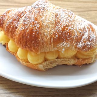 Croissant relleno con crema pastelera 