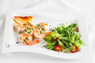 Gamberi con rucola pomodorini e salsa balsamica