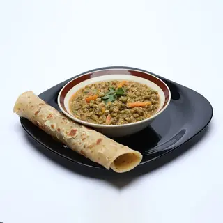 Lentils stew with rice and a side