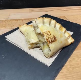 Empanada de queso y cebolla