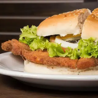 sandwich o bocata de milanesa de pollo c lechuga y tomate